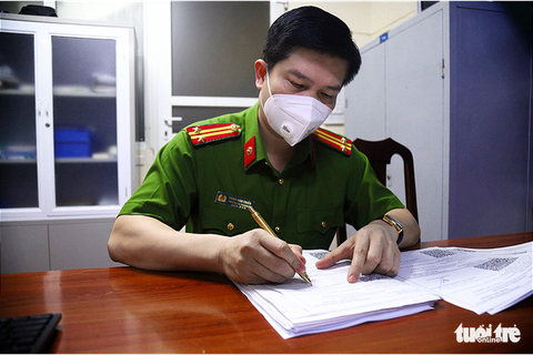 Dân Hà Nội xếp hàng xin cấp giấy đi đường trong đêm, công an ký giấy giữa khuya - Ảnh 2. Dân Hà Nội xếp hàng xin cấp giấy đi đường trong đêm, công an ký giấy giữa khuya - Ảnh 2.