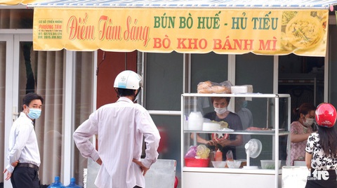 Dân Đồng Tháp Mười đổ đi mua bánh mì, hủ tiếu ăn sáng sau 50 ngày ở yên trong nhà - Ảnh 6.