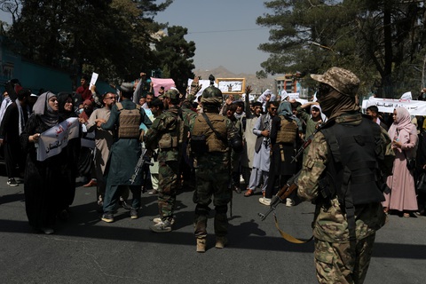 Taliban xả súng chỉ thiên giải tán người biểu tình - Ảnh 1. Taliban xả súng chỉ thiên giải tán người biểu tình - Ảnh 1.