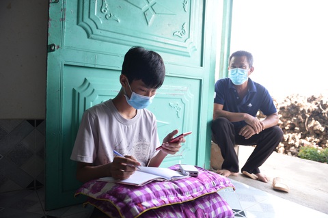 Bộ đội đưa sách giáo khoa đến cho học sinh huyện Bình Chánh, TP.HCM - Ảnh 4. Bộ đội đưa sách giáo khoa đến cho học sinh huyện Bình Chánh, TP.HCM - Ảnh 4.