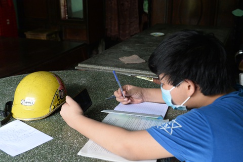 Bộ đội đưa sách giáo khoa đến cho học sinh huyện Bình Chánh, TP.HCM - Ảnh 3. Bộ đội đưa sách giáo khoa đến cho học sinh huyện Bình Chánh, TP.HCM - Ảnh 3.