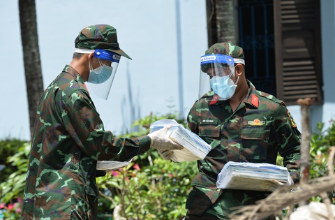 Bộ đội về thôn quê giúp nông dân vác lúa, bắt cá, giao sách giáo khoa cho học sinh - Ảnh 5. Bộ đội về thôn quê giúp nông dân vác lúa, bắt cá, giao sách giáo khoa cho học sinh - Ảnh 5.