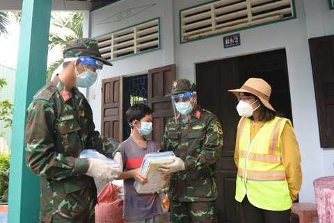 Bộ đội về thôn quê giúp nông dân vác lúa, bắt cá, giao sách giáo khoa cho học sinh - Ảnh 6. Bộ đội về thôn quê giúp nông dân vác lúa, bắt cá, giao sách giáo khoa cho học sinh - Ảnh 6.