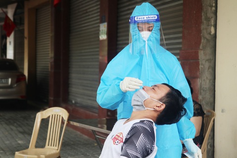 Nghệ An: 1 học sinh F0 đến trường, 65 bạn học thành F1 - Ảnh 1. Nghệ An: 1 học sinh F0 đến trường, 65 bạn học thành F1 - Ảnh 1.