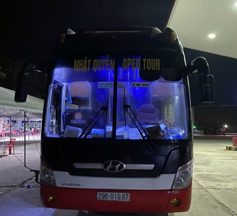 Bị phát hiện chở người từ vùng dịch, xe khách sang người qua xe tải rồi thông chốt - Ảnh 1. Bị phát hiện chở người từ vùng dịch, xe khách sang người qua xe tải rồi thông chốt - Ảnh 1.