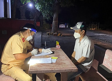 Bị phát hiện chở người từ vùng dịch, xe khách sang người qua xe tải rồi thông chốt - Ảnh 2. Bị phát hiện chở người từ vùng dịch, xe khách sang người qua xe tải rồi thông chốt - Ảnh 2.