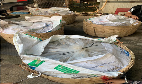 Lợi dụng xe luồng xanh chở mắm cá, che giấu cả trăm ký ma túy - Ảnh 2. Lợi dụng xe luồng xanh chở mắm cá, che giấu cả trăm ký ma túy - Ảnh 2.