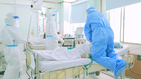 Rơi nước mắt khi xem y bác sĩ cứu thai phụ mắc COVID-19 trong Ranh giới - Ảnh 1. Rơi nước mắt khi xem y bác sĩ cứu thai phụ mắc COVID-19 trong Ranh giới - Ảnh 1.
