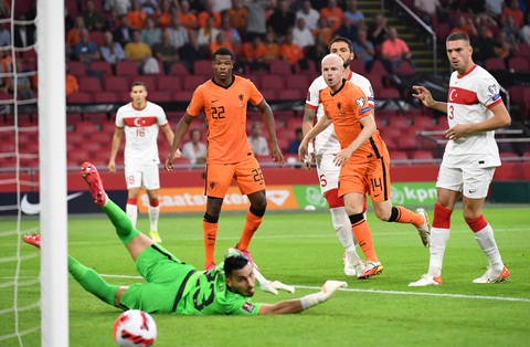 Depay lập hat-trick, Hà Lan đè bẹp Thổ Nhĩ Kỳ và lên đầu bảng - Ảnh 1. Depay lập hat-trick, Hà Lan đè bẹp Thổ Nhĩ Kỳ và lên đầu bảng - Ảnh 1.