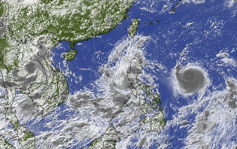 Bão Chanthu ghì chân bão Conson, hút gió tây nam gây mưa lớn cho Nam Bộ - Ảnh 1. Bão Chanthu ghì chân bão Conson, hút gió tây nam gây mưa lớn cho Nam Bộ - Ảnh 1.