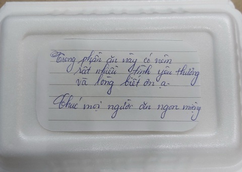 Chúng tôi gọi đó là những hộp cơm ẤM, thành phố sẽ bình yên trở lại! - Ảnh 4. Chúng tôi gọi đó là những hộp cơm ẤM, thành phố sẽ bình yên trở lại! - Ảnh 4.