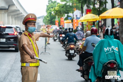 Người dân Hà Nội đỡ áp lực vì giấy đi đường cũ còn dùng được - Ảnh 5. Người dân Hà Nội đỡ áp lực vì giấy đi đường cũ còn dùng được - Ảnh 5.
