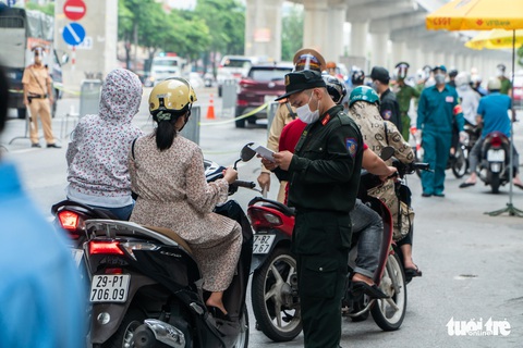 Người dân Hà Nội đỡ áp lực vì giấy đi đường cũ còn dùng được - Ảnh 7. Người dân Hà Nội đỡ áp lực vì giấy đi đường cũ còn dùng được - Ảnh 7.