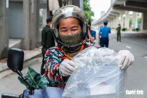 Người dân Hà Nội đỡ áp lực vì giấy đi đường cũ còn dùng được - Ảnh 9. Người dân Hà Nội đỡ áp lực vì giấy đi đường cũ còn dùng được - Ảnh 9.