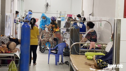 Cuộc chiến của các F0 - Kỳ 8: Cuống cuồng tìm bệnh viện lúc quá tải - Ảnh 1. Cuộc chiến của các F0 - Kỳ 8: Cuống cuồng tìm bệnh viện lúc quá tải - Ảnh 1.