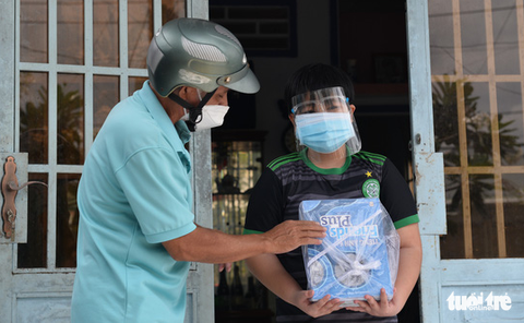 Bộ đội đưa sách giáo khoa đến cho học sinh huyện Bình Chánh, TP.HCM - Ảnh 2. Bộ đội đưa sách giáo khoa đến cho học sinh huyện Bình Chánh, TP.HCM - Ảnh 2.