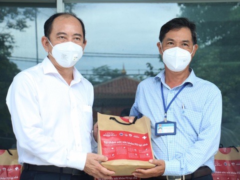 Trao 1.400 túi thuốc, tiếp sức Bình Tân vững thành trì chống dịch - Ảnh 1. Trao 1.400 túi thuốc, tiếp sức Bình Tân vững thành trì chống dịch - Ảnh 1.