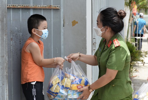 200 phần quà của Công an TP.HCM đến với trẻ em khuyết tật, mồ côi - Ảnh 5. 200 phần quà của Công an TP.HCM đến với trẻ em khuyết tật, mồ côi - Ảnh 5.