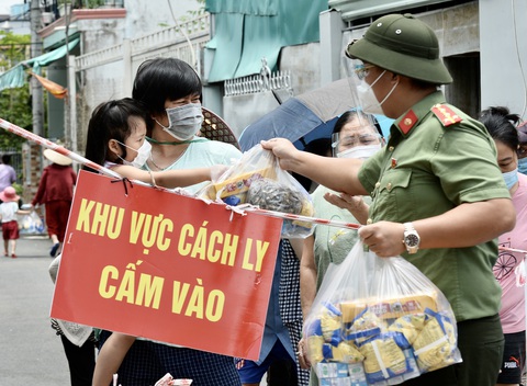 200 phần quà của Công an TP.HCM đến với trẻ em khuyết tật, mồ côi - Ảnh 9. 200 phần quà của Công an TP.HCM đến với trẻ em khuyết tật, mồ côi - Ảnh 9.
