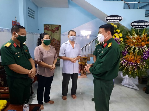 Bộ tư lệnh QK7 chia buồn với gia đình dân quân 22 tuổi qua đời vì COVID-19 - Ảnh 1. Bộ tư lệnh QK7 chia buồn với gia đình dân quân 22 tuổi qua đời vì COVID-19 - Ảnh 1.