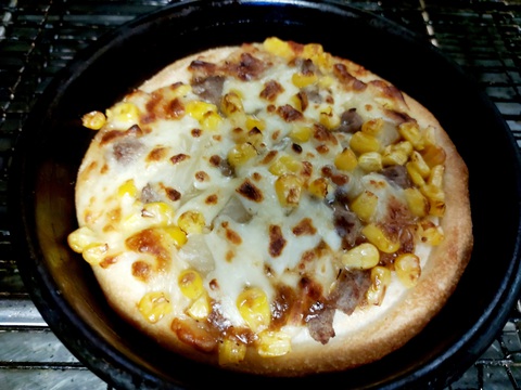 2.100 bánh pizza thơm, nóng đến tuyến đầu chống dịch và sinh viên nghèo - Ảnh 2. 2.100 bánh pizza thơm, nóng đến tuyến đầu chống dịch và sinh viên nghèo - Ảnh 2.