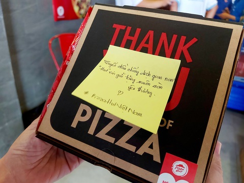 2.100 bánh pizza thơm, nóng đến tuyến đầu chống dịch và sinh viên nghèo - Ảnh 3. 2.100 bánh pizza thơm, nóng đến tuyến đầu chống dịch và sinh viên nghèo - Ảnh 3.