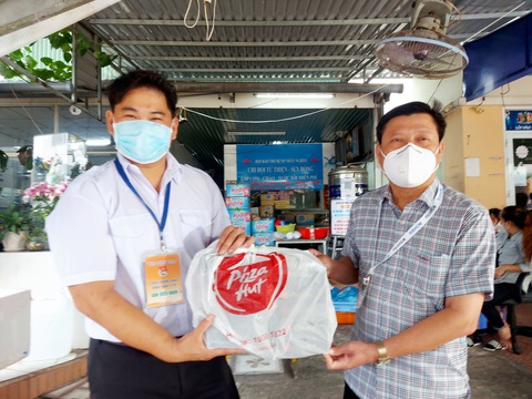 2.100 bánh pizza thơm, nóng đến tuyến đầu chống dịch và sinh viên nghèo - Ảnh 1. 2.100 bánh pizza thơm, nóng đến tuyến đầu chống dịch và sinh viên nghèo - Ảnh 1.