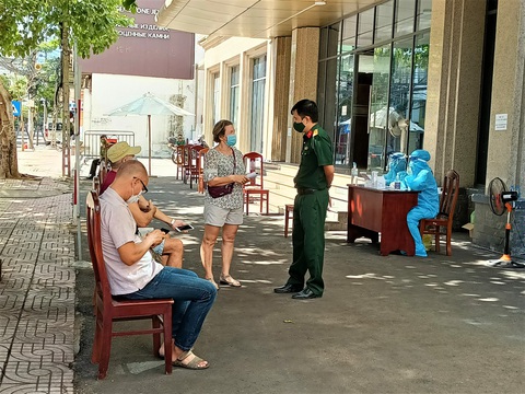 Công dân Nga ở Khánh Hòa bỏ phiếu bầu đại biểu Duma quốc gia - Ảnh 2. Công dân Nga ở Khánh Hòa bỏ phiếu bầu đại biểu Duma quốc gia - Ảnh 2.