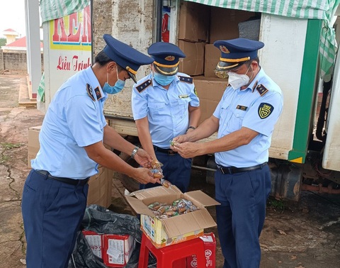 Dù COVID-19, bánh trung thu không nguồn gốc, nhập lậu từ Trung Quốc vẫn tràn vào - Ảnh 1. Dù COVID-19, bánh trung thu không nguồn gốc, nhập lậu từ Trung Quốc vẫn tràn vào - Ảnh 1.