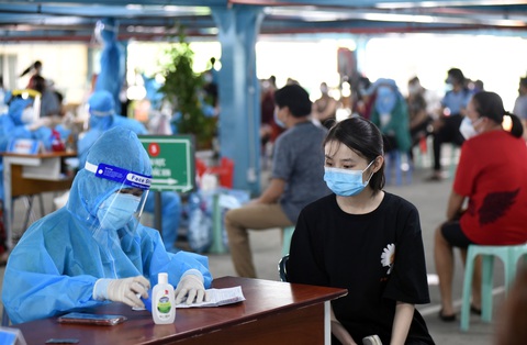 Người dân TP.HCM mong sớm có thẻ xanh vắc xin, vắc xin nào cũng tốt - Ảnh 3. Người dân TP.HCM mong sớm có thẻ xanh vắc xin, vắc xin nào cũng tốt - Ảnh 3.