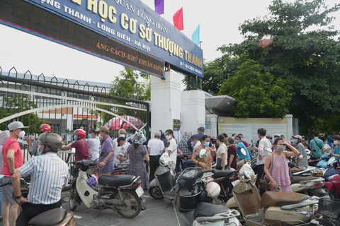 Nhiều điểm tiêm chủng tại Hà Nội đông nghẹt, chen lấn - Ảnh 4. Nhiều điểm tiêm chủng tại Hà Nội đông nghẹt, chen lấn - Ảnh 4.