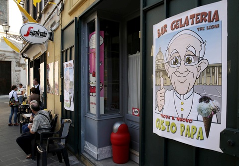 Giáo hoàng Francis mua 15.000 que kem giúp tù nhân Ý vượt qua mùa hè đổ lửa - Ảnh 1. Giáo hoàng Francis mua 15.000 que kem giúp tù nhân Ý vượt qua mùa hè đổ lửa - Ảnh 1.