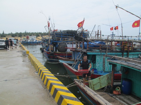 Quảng Bình cử ngư dân xét nghiệm âm tính tham gia đội bảo vệ tàu thuyền tránh bão - Ảnh 1. Quảng Bình cử ngư dân xét nghiệm âm tính tham gia đội bảo vệ tàu thuyền tránh bão - Ảnh 1.
