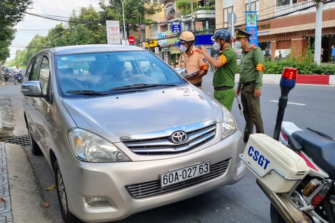 Thanh tra sở không có giấy đi đường, cố thủ trong ôtô cả tiếng - Ảnh 1. Thanh tra sở không có giấy đi đường, cố thủ trong ôtô cả tiếng - Ảnh 1.