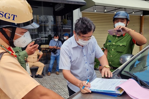 Thanh tra sở không có giấy đi đường, cố thủ trong ôtô cả tiếng - Ảnh 3. Thanh tra sở không có giấy đi đường, cố thủ trong ôtô cả tiếng - Ảnh 3.