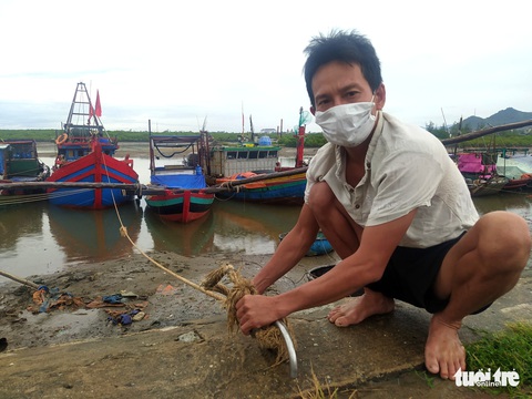 Ngư dân đưa thuyền vào bờ, nông dân xuống đồng gặt lúa chạy bão số 5 - Ảnh 2. Ngư dân đưa thuyền vào bờ, nông dân xuống đồng gặt lúa chạy bão số 5 - Ảnh 2.