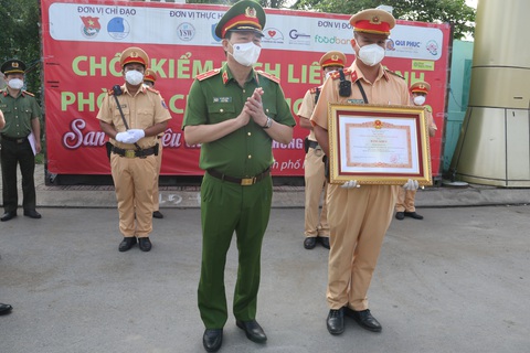 Thủ tướng và Bộ Công an tặng bằng khen các chiến sĩ Công an TP.HCM phòng chống dịch - Ảnh 1. Thủ tướng và Bộ Công an tặng bằng khen các chiến sĩ Công an TP.HCM phòng chống dịch - Ảnh 1.