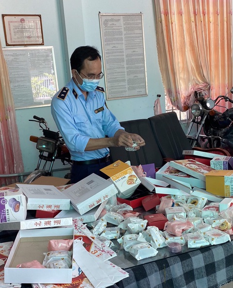 Dù COVID-19, bánh trung thu không nguồn gốc, nhập lậu từ Trung Quốc vẫn tràn vào - Ảnh 2. Dù COVID-19, bánh trung thu không nguồn gốc, nhập lậu từ Trung Quốc vẫn tràn vào - Ảnh 2.