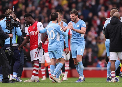 Arsenal mất người, Man xanh thắng ngược ở phút cuối - Ảnh 1. Arsenal mất người, Man xanh thắng ngược ở phút cuối - Ảnh 1.
