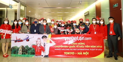 Vietjet chào đón chuyến bay quốc tế đầu tiên ngày đầu năm mới từ Tokyo, Nhật Bản - Ảnh 1. Vietjet chào đón chuyến bay quốc tế đầu tiên ngày đầu năm mới từ Tokyo, Nhật Bản - Ảnh 1.