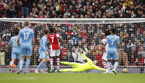 Arsenal mất người, Man xanh thắng ngược ở phút cuối - Ảnh 2. Arsenal mất người, Man xanh thắng ngược ở phút cuối - Ảnh 2.