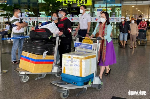 Sau khi có ca nhiễm Omicron, TP.HCM ban hành khẩn quy trình cách ly người nhập cảnh - Ảnh 1. Sau khi có ca nhiễm Omicron, TP.HCM ban hành khẩn quy trình cách ly người nhập cảnh - Ảnh 1.