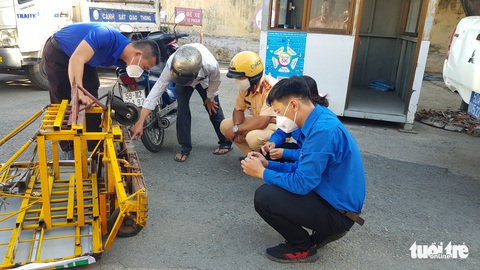Đầu năm quét đinh rải dọc quốc lộ 1 khu Bình Chánh - Ảnh 4. Đầu năm quét đinh rải dọc quốc lộ 1 khu Bình Chánh - Ảnh 4.