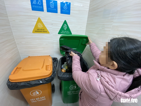 1-1-2022 luật quy định hộ gia đình phải phân loại rác thải, nhưng vẫn lộn xộn - Ảnh 2. 1-1-2022 luật quy định hộ gia đình phải phân loại rác thải, nhưng vẫn lộn xộn - Ảnh 2.