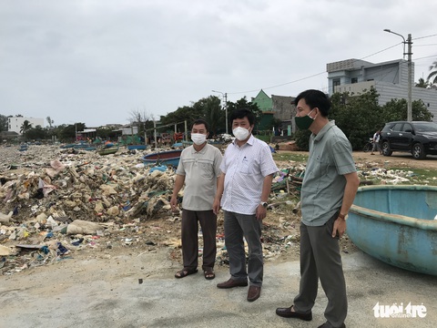 Choáng với ‘núi rác’ tấp vào bờ biển Quảng Ngãi - Ảnh 5. Choáng với ‘núi rác’ tấp vào bờ biển Quảng Ngãi - Ảnh 5.