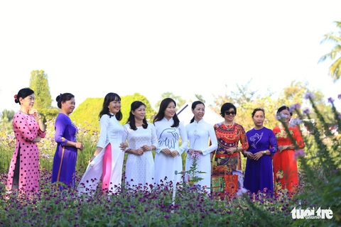 Thời tiết mát mẻ, người dân TP.HCM vui chơi, dã ngoại trong ngày đầu năm - Ảnh 6. Thời tiết mát mẻ, người dân TP.HCM vui chơi, dã ngoại trong ngày đầu năm - Ảnh 6.