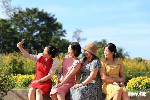 Thời tiết mát mẻ, người dân TP.HCM vui chơi, dã ngoại trong ngày đầu năm - Ảnh 9. Thời tiết mát mẻ, người dân TP.HCM vui chơi, dã ngoại trong ngày đầu năm - Ảnh 9.