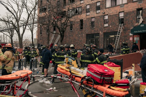 Cháy lớn làm ít nhất 19 người thiệt mạng ở New York - Ảnh 1. Cháy lớn làm ít nhất 19 người thiệt mạng ở New York - Ảnh 1.