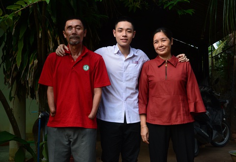 Ba mẹ khuyết tật nuôi con đỗ đạt - Ảnh 1. Ba mẹ khuyết tật nuôi con đỗ đạt - Ảnh 1.