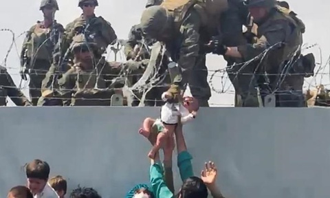 Em bé 2 tháng tuổi lạc ở Kabul khi sơ tán đã gặp lại ông nội - Ảnh 2. Em bé 2 tháng tuổi lạc ở Kabul khi sơ tán đã gặp lại ông nội - Ảnh 2.